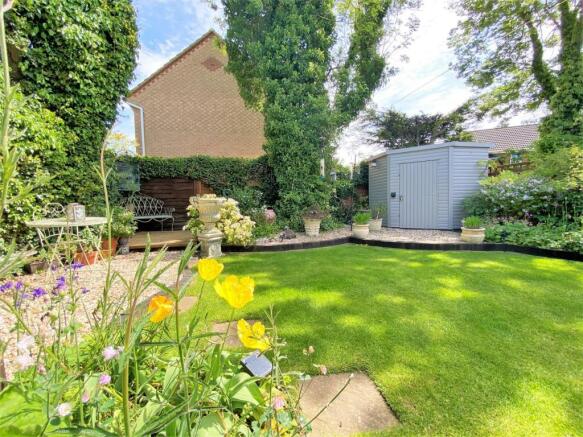 Delightful Private Garden 091