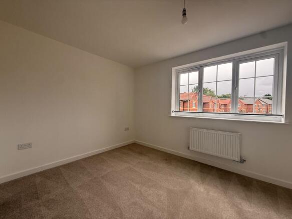 4 bed House to rent Image 5