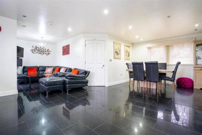 7 bed Detached to rent Image 7