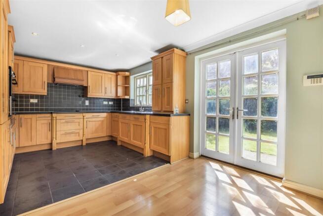 KITCHEN/DINING AREA