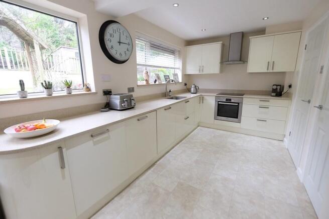 KITCHEN/BREAKFAST 