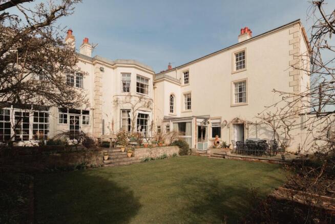 6 bed Detached for sale Image 4