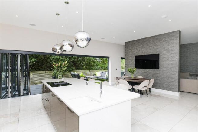 5 bed Detached for sale Image 10