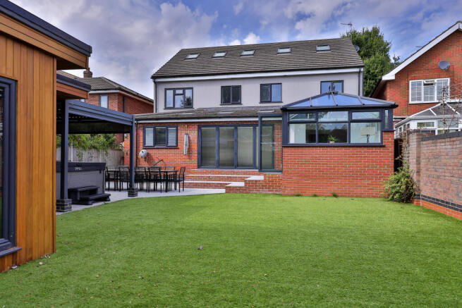6 bed Detached for sale Image 2