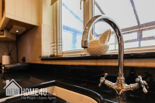 KITCHEN / DINER: