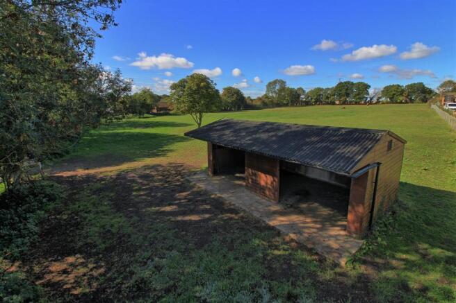 PADDOCK AND FIELD SHELTER