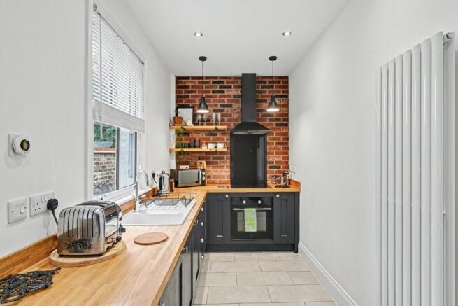 2 bed Terraced to rent Image 6