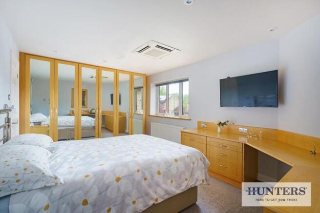 5 bed Detached for sale Image 8