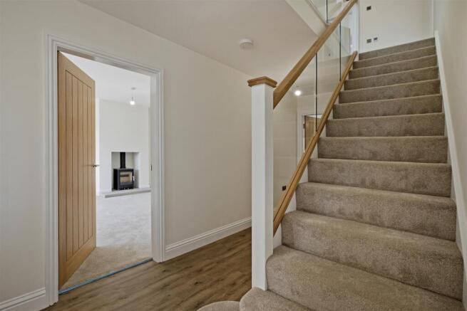 6 bed Detached for sale Image 4