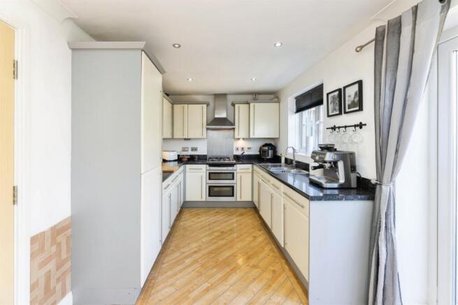 4 bed Town House for sale Image 9