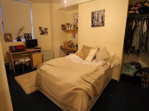 A spacious and well-maintained double bedroom f...