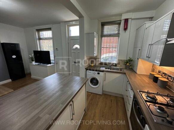 4 bed House Share to rent Image 4
