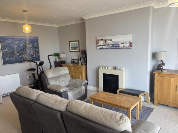 3 bed Flat to rent Image 5