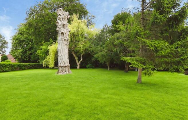 5 bed Detached for sale Image 4