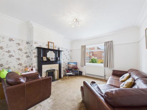 5 bed Detached for sale Image 4