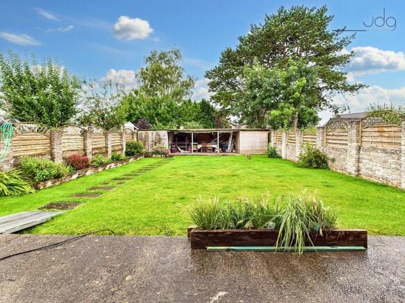 Extensive rear garden