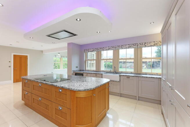 6 bed Detached for sale Image 7