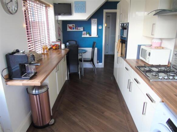 Kitchen2.JPG