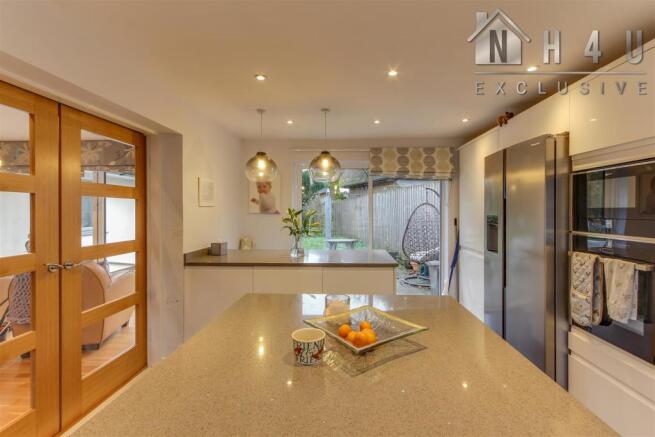KITCHEN / BREAKFAST ROOM: