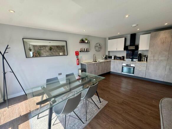2 bed Flat to rent Image 5
