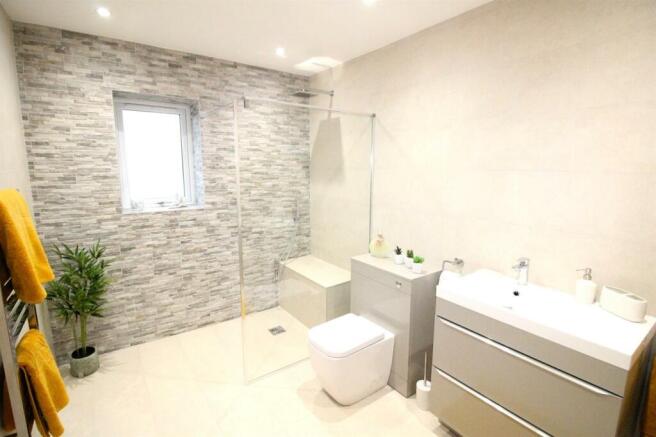 5 Embleton Rd-Bath1.JPG