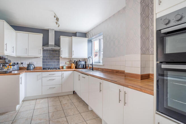 5 bed Detached for sale Image 6