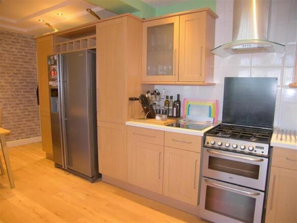 BREAKFASTING KITCHEN