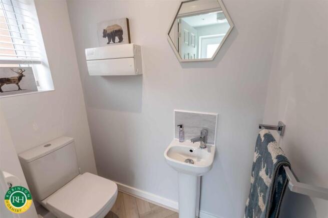 5 bed Detached for sale Image 10