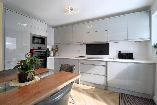 4 bed Detached for sale Image 9
