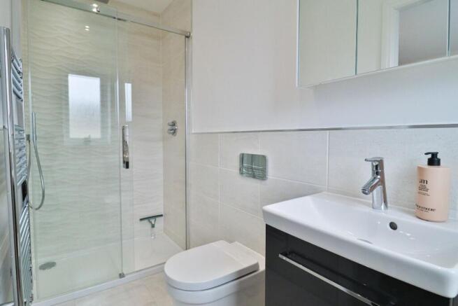 5 bed Detached for sale Image 11