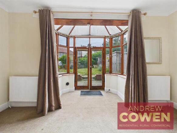 3 bed House for sale Image 4