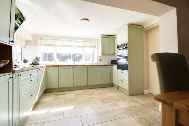 4 bed Detached for sale Image 8