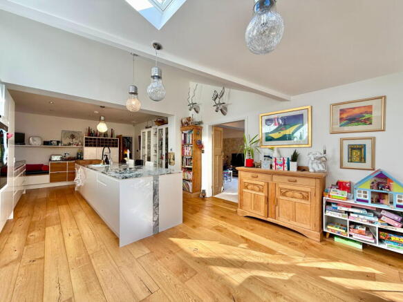 5 bed Detached for sale Image 11