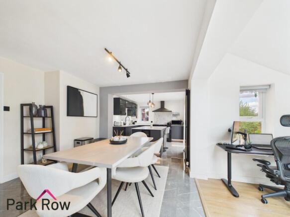 KITCHEN/DINING AREA