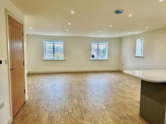 4 bed Town House to rent Image 10