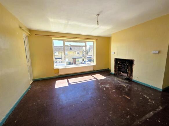 13 Weller Road - Lounge.jpg