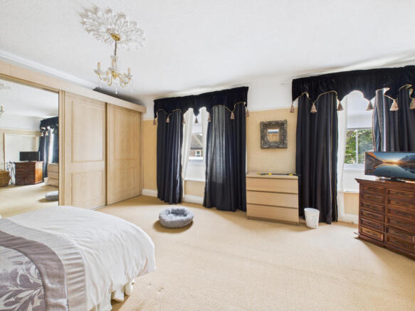 6 bed Semi-Detached for sale Image 11