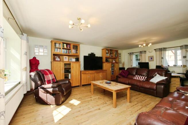 5 bed Detached for sale Image 7