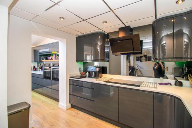 KITCHEN/DINING/SITTING ROOM