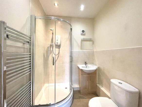 bed 1 ensuite.jpg
