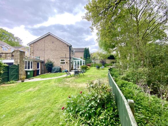 5 bed Detached for sale Image 2