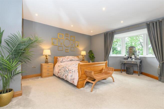 5 bed Detached for sale Image 5