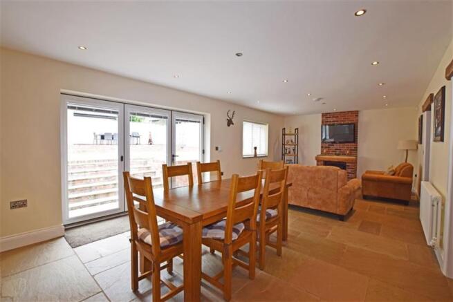 KITCHEN/DINER/LIVING