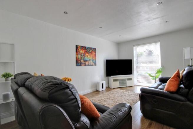 2 bed Flat for sale Image 5