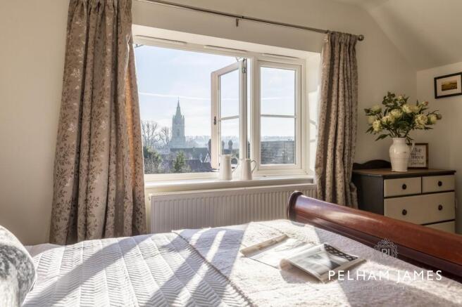 Principal bedroom...