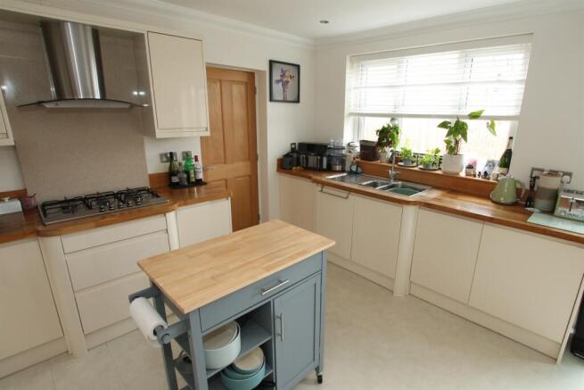 4 bed Detached to rent Image 10
