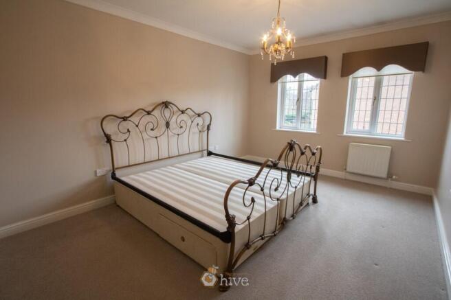 5 bed Detached for sale Image 11