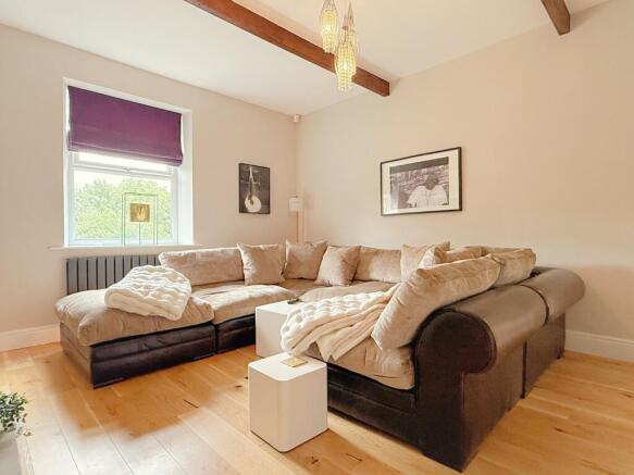 6 bed Detached for sale Image 4