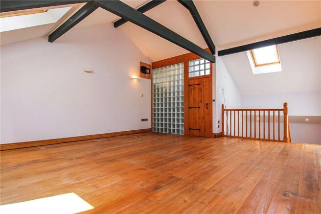 5 bed Detached for sale Image 9