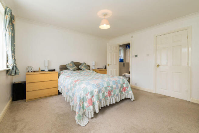 5 bed Detached for sale Image 9